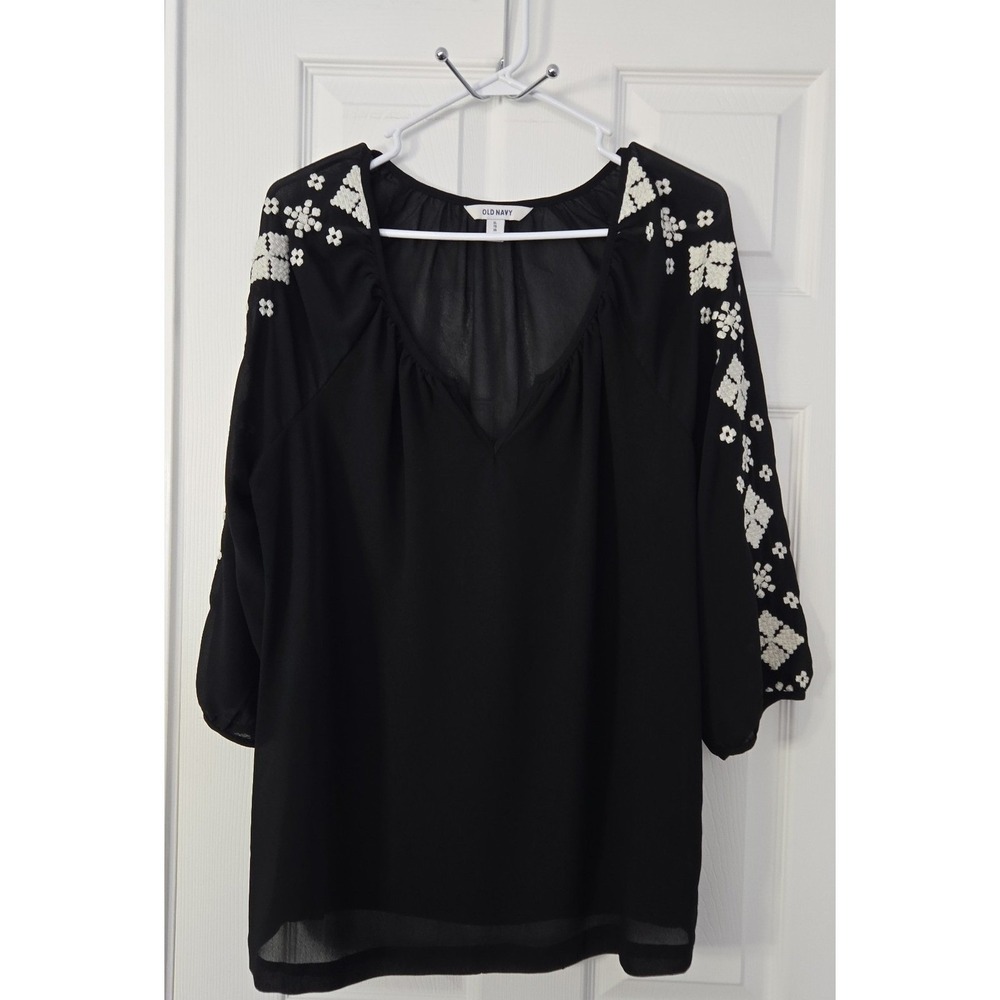 Old Navy Womans Blouse with Embroidery Designs Size XL.